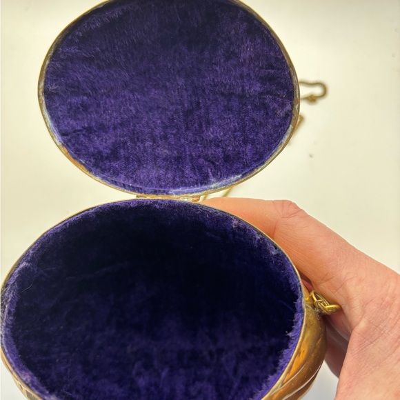 Vintage 1920-1940 Brass Shell-Shaped Clutch - Picture 6 of 11